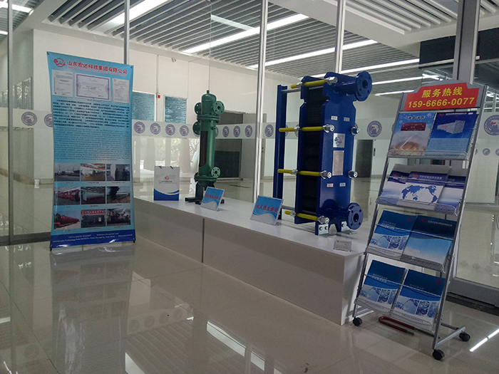 王忠林书记到博富体育集团展位观展