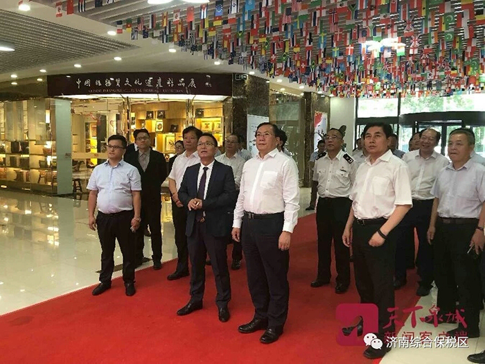 王忠林书记到博富体育集团展位观展