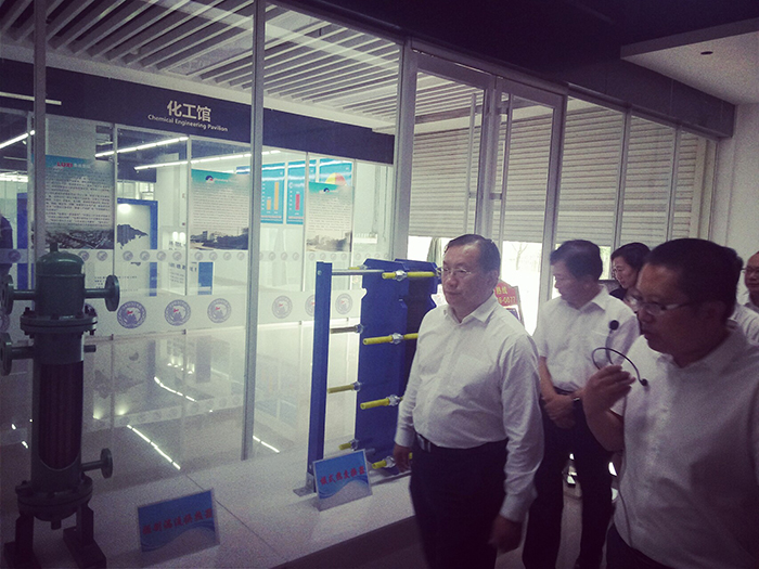 王忠林书记到博富体育集团展位观展